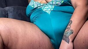 BBW ébène se lâche dans une masturbation intense de sa chatte poilue en clip solo maison.