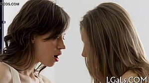 Holky se nechají olizovat a prstovat vášnivě