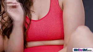 Droga, caloura pequena de 18+ vira vadia selvagem de strap-on com brinquedos! 😲