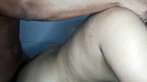 मेरी सौतेली बहन शॉवर में घुसती है और मैं उसकी टाइट चूत चाटता हूं पार्ट 2!