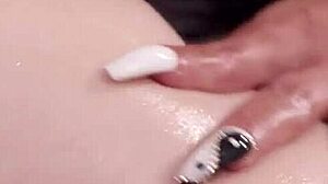 בלונדינית טרנס בריטני קייד עושה מסאז' ומזדיינת עם לקוח