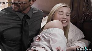 Busty Milf Μοιράζεται παθιασμένα το καυλί με τη θετή κόρη