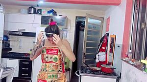 Minha empregada doméstica bem à vontade arrumando a minha casa