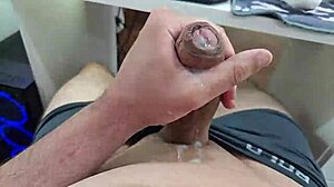 Batendo Uma Punheta Bem Gostosa