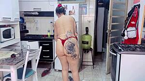 Minha empregada doméstica bem à vontade arrumando a minha casa