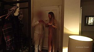 Доставчик опипа голото ми тяло докато мъжът ми го нямаше, толкова горещо!