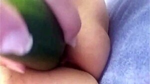 Madura centroamericana masturbándose rico con un pepino