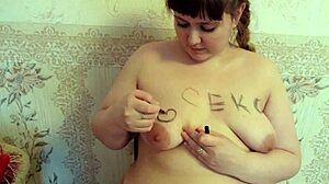 No, hočeš videti to debelo milf, ki si prsta dlakavo pičko do orgazma?