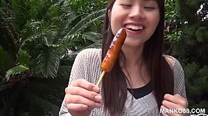 嘿，想看这个日本熟女第一次户外巨物行动吗？