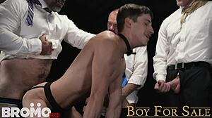 Wow, unge 18+ drenge betjener daddies i bareback orgie gangbang! Så hot! 🔥