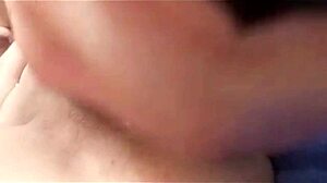 Madura centroamericana masturbándose rico con un pepino