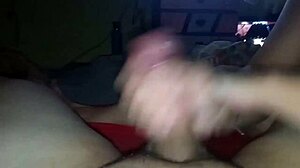 Ez a kis 18+ kurva megint rajtakapott pornót nézni és addig maszturbált, amíg el nem élveztem keményen!