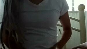 Vicky Bela se preobleče v shemala v tej vroči sceni