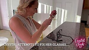 Stedmor Knuser Briller! Se Hendes Ride Cowgirl Og Tager Doggystyle Cumshot!