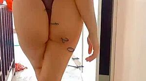 single mommy shows off her big ass