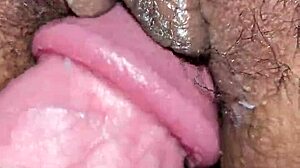 拉丁熟女特写展示动作