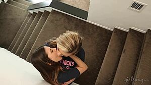 Shyla Jennings a Sasha Heart si v posteli hrají s lesbickými touhami