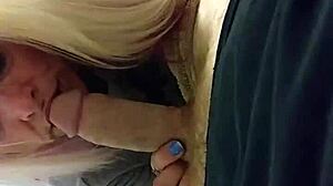 Johnny nauttii hienosta imemisestä blondi kaunottarelta