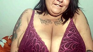 Mary Jhuanas exhibe ses gros nichons en solo maison Netflix