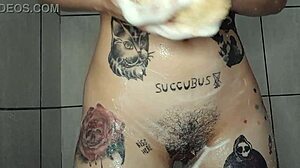 Peituda tomando banho