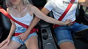 パーティーで隣の娘がワイルドなドライブバイの後に熱いフェラでイカせてくれる