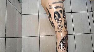 Peituda tomando banho