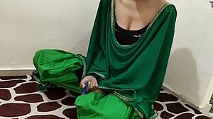 Indisk pars første HD-sex før ægteskab med lækket hindi-audio