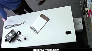 Kiarra Kai konfrontuje zloděje v kauze 9531622 s hlubokým hrdlem a creampie