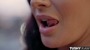 Tushyraw - krivudava brineta širi tesnu guzu široko! 😍