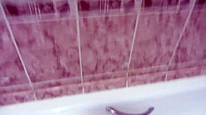 MILF pissaa kylpyammeessa amatööri fetissi lähikuvissa