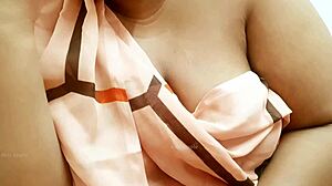 indian sexy aunty with big tits