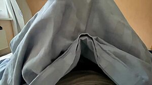 Nevlastnej mamy zadok prdí spermu po intenzívnej análnej hre