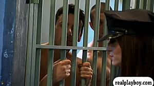 Ember, forró foursome akció ebben a börtöncellában!