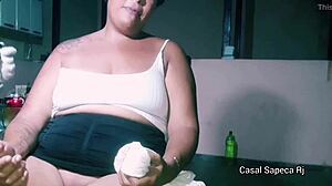 grazy sapeca doing tattoo without panties, exposing herself to tattooist