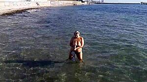 Milf si hraje s cukrovým tělem na veřejné pláži