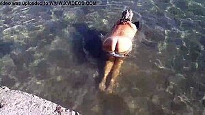 Milf igra sa sočnim telom na javnoj plaži