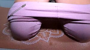 insegnante di yoga squirta nei leggins cum covered