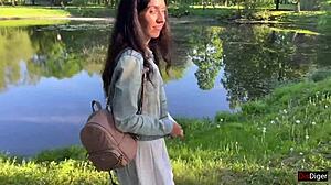 Dziewczyna mocno dochodzi w parku publicznym z kontrolą zabawki