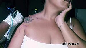 grazy sapeca doing tattoo without panties, exposing herself to tattooist