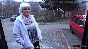 Busty milf-hora blir sperma-täckt i skåpbil