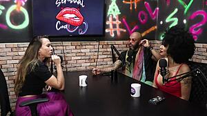 Woman learns self-stimulation with Lu Cabral sexologist 😊