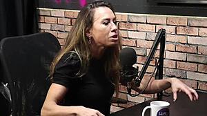 Woman learns self-stimulation with Lu Cabral sexologist 😊