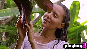 금발 밀프 Katya Clover, 비 속에서 완벽한 몸매로 유혹