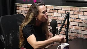 Woman learns self-stimulation with Lu Cabral sexologist 😊