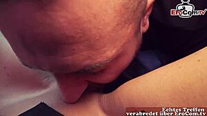 Reife Schwarzhaarige Deutsche Frau Beim Öffentliche Sextreffen Im Auto