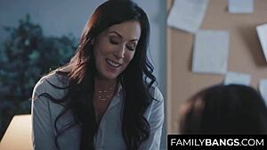 Zrela učiteljica Reagan Foxx deflorira študenta Alex de la Flor! ⭐