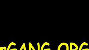 Сладкие девчонки лижут друг друга, прежде чем присоединятся мужики для хардкор вечеринки веселья