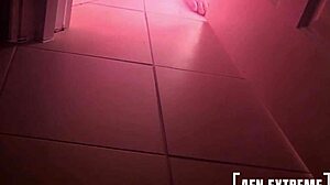 Blond pornostárky mají divokou trojku v jacuzzi vaně