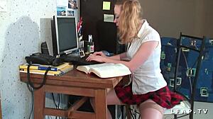 petite etudiante salope grave sodomisee avec une bonne ejac faciale