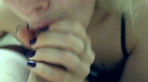 شقراء حلوة تعطي بلوجوب رهيب، عايز تشوف؟ 😍